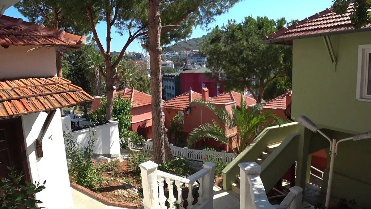 Территория отеля senza garden holiday club сложно вести обслуживание