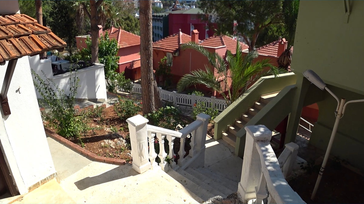 Территория отеля senza garden holiday club видно лестницы и уклоны спусков