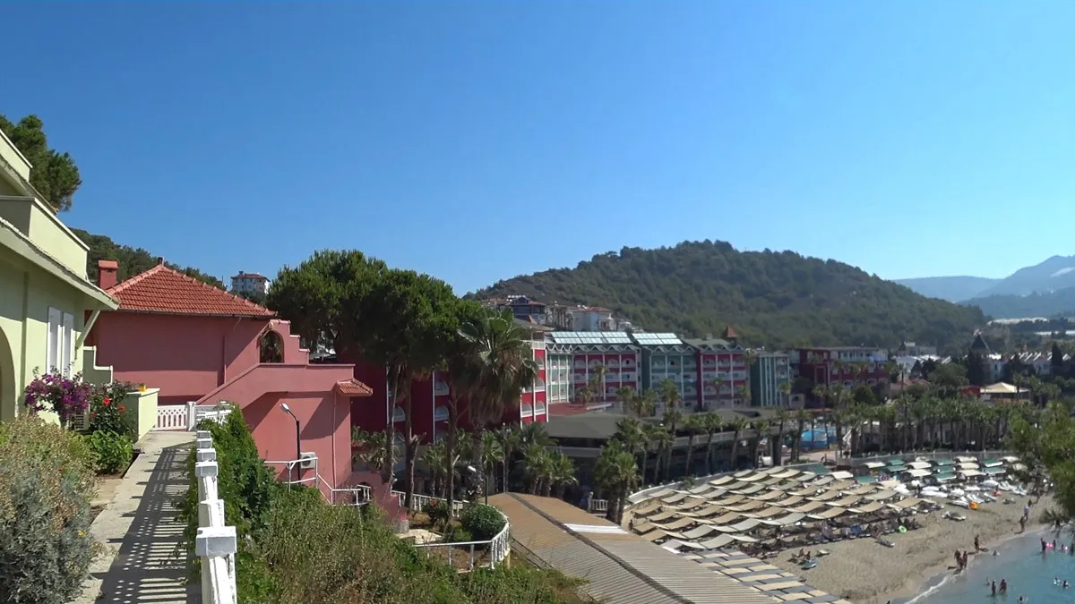 Территория отеля senza garden holiday club по этой дорожке можно гулять