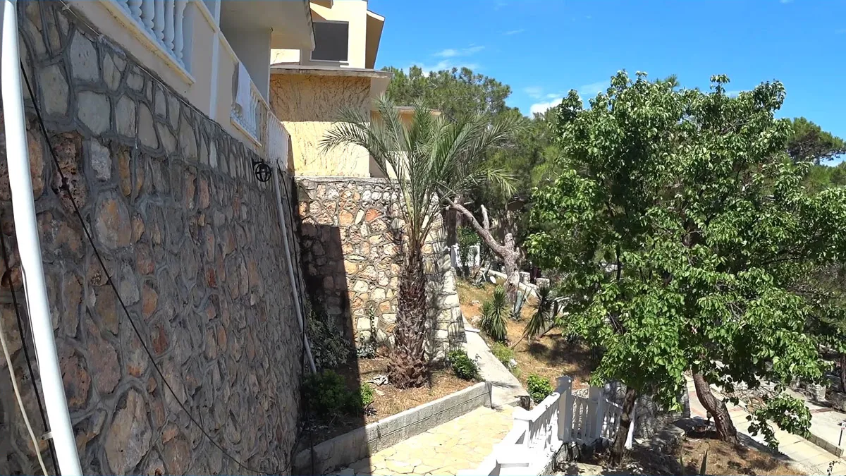 Территория отеля senza garden holiday club кадр, одного из мест по дороге из нашего номера вниз