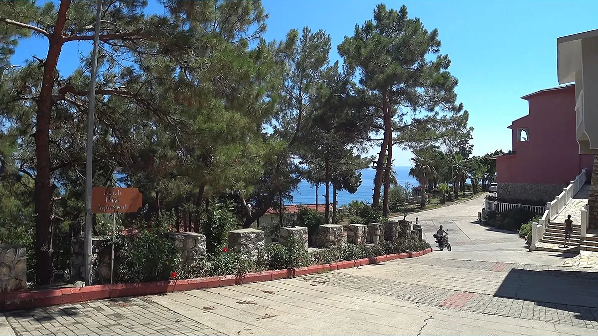 Территория отеля senza garden holiday club дорога, к которой ведут выходы сразу з нескольких корпусов
