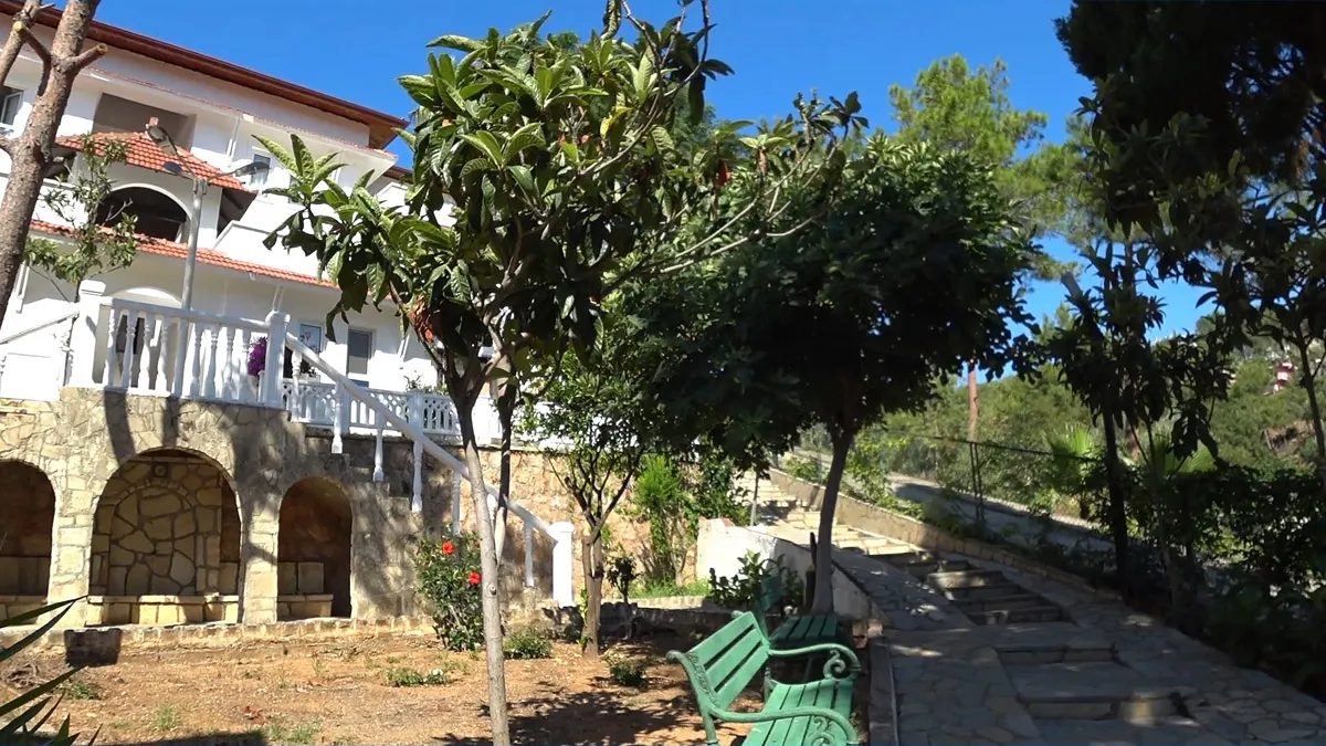 Территория отеля senza garden holiday club слева один из жилых корпусов отеля