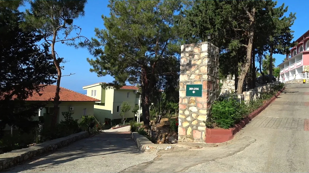 Территория отеля senza garden holiday club