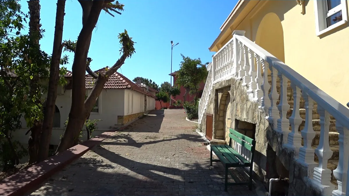 Территория отеля senza garden holiday club можно погулять между корпусами