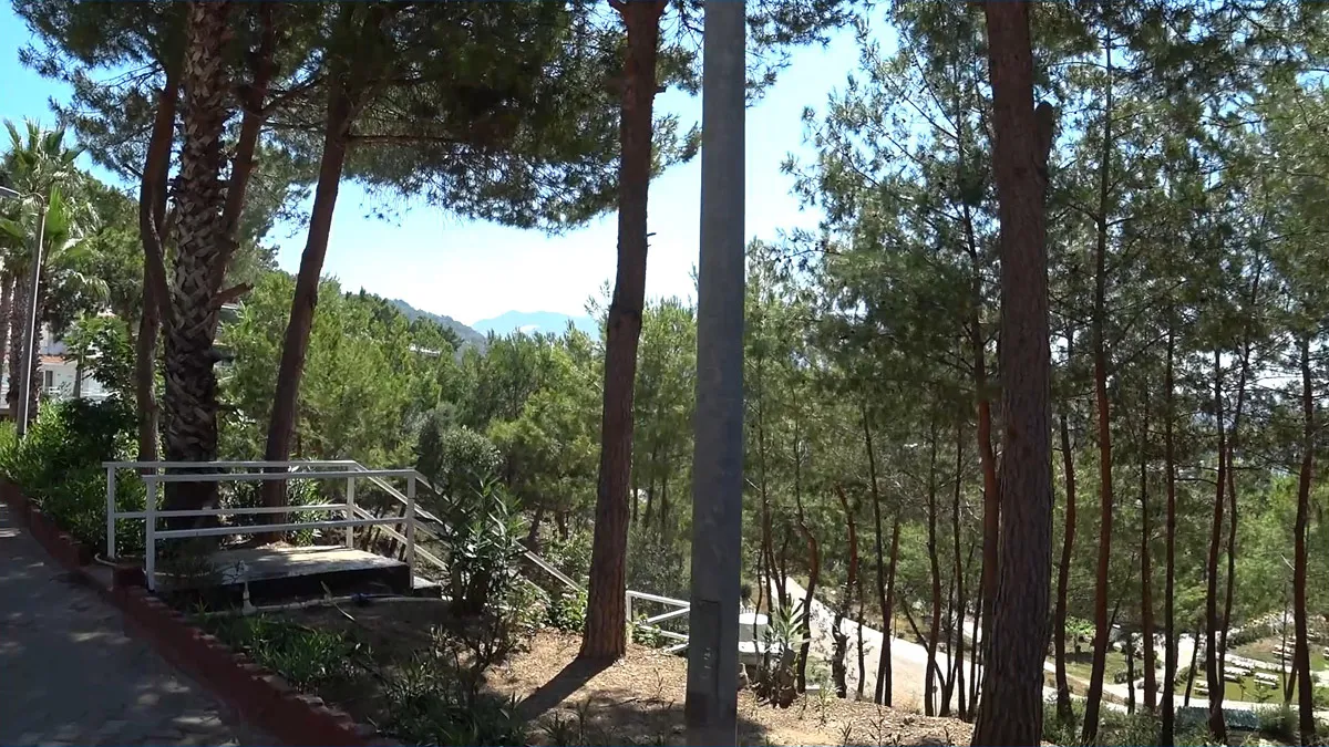 Территория отеля senza garden holiday club. По этой лестнице можно спуститься вниз