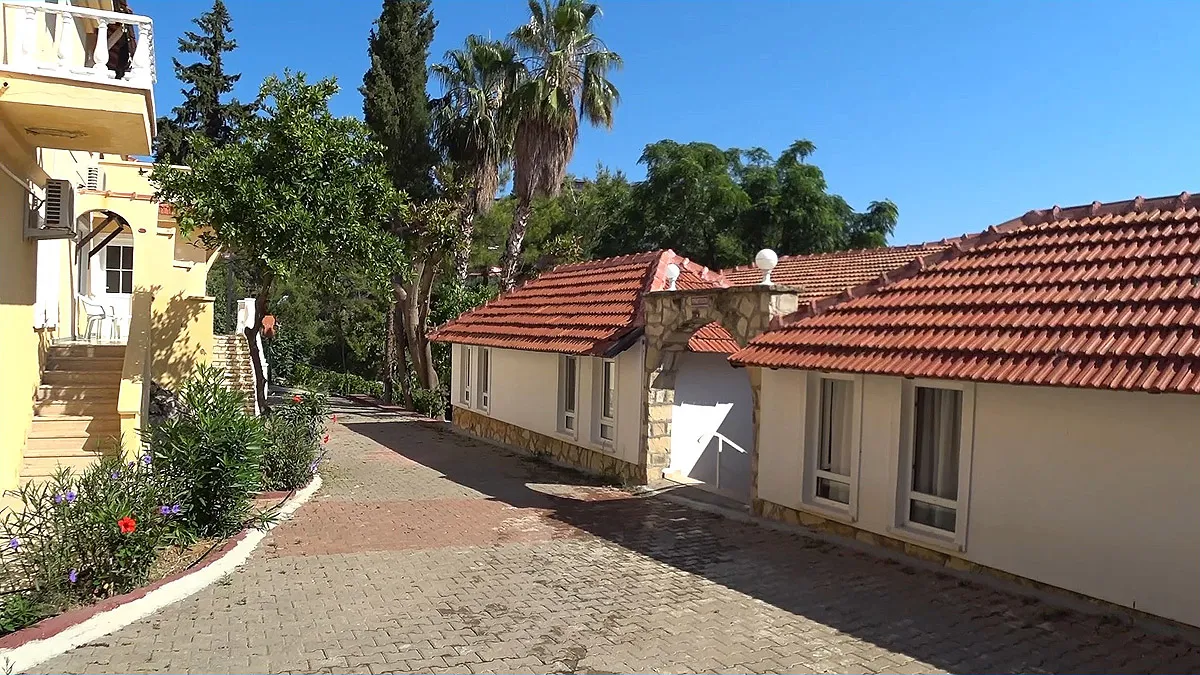 senza garden holiday club. Мы влюбились в этот отель, и виной тому вот эти улочки.