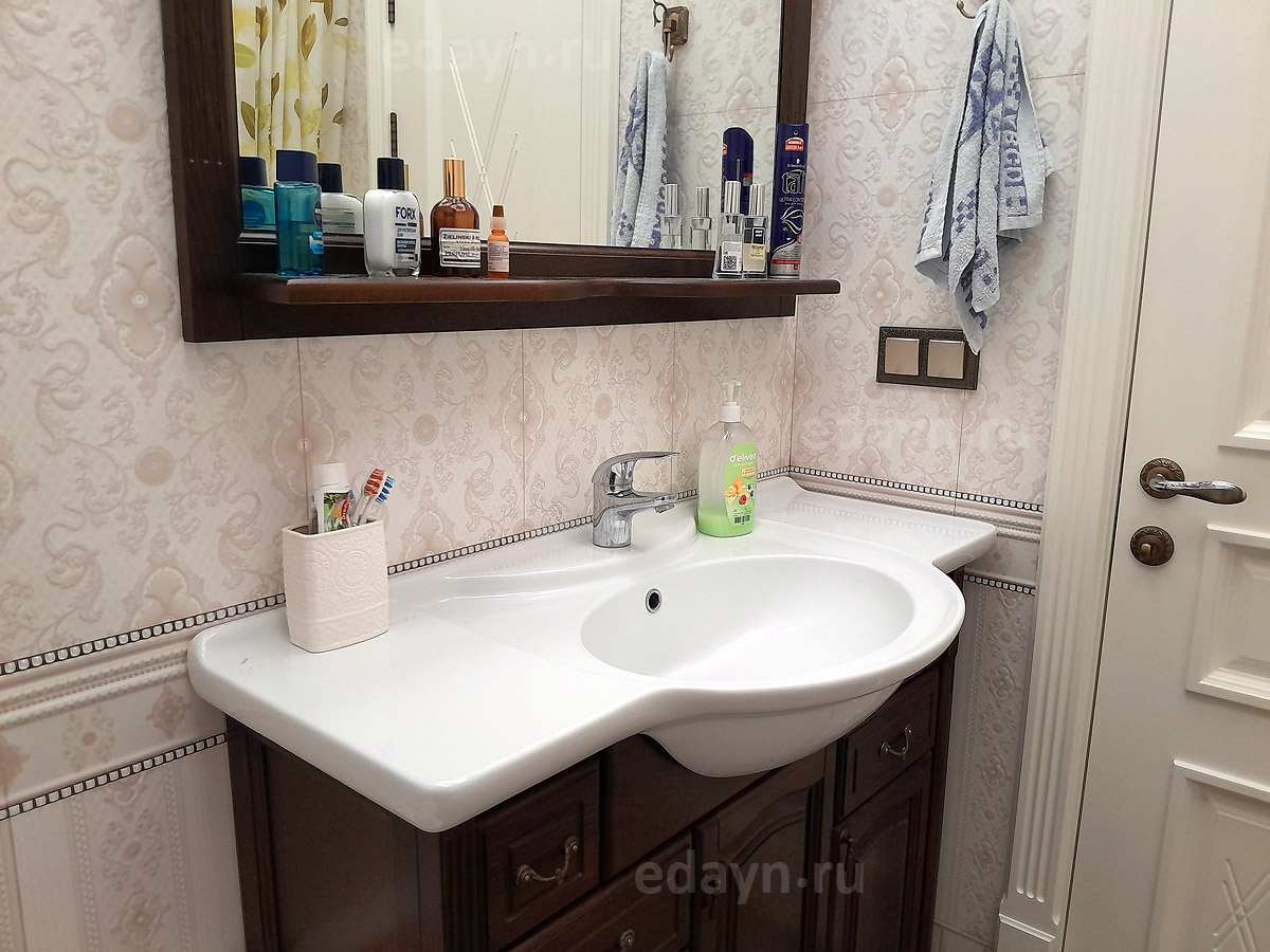 Фото готовой ванной, вид на умывальник, зеркало и дверь