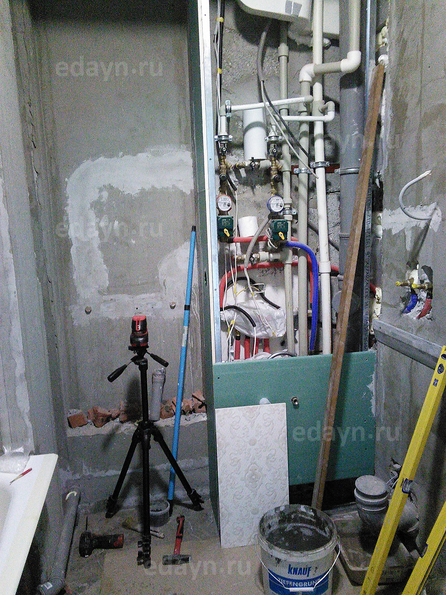 На этой фото показано как выглядит сантехнический шкаф в процессе изготовления.