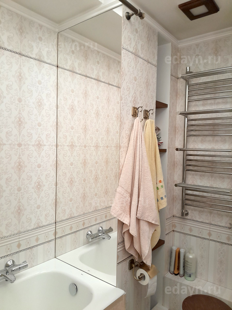 Вот это зеркало, уже установлено в интерьере ванной, и все швы примыкания к керамической плитке затерты.
