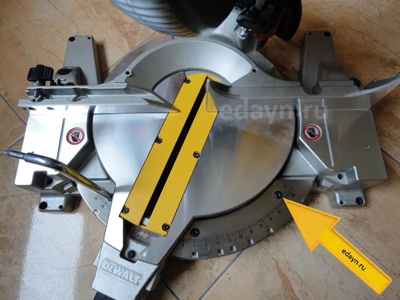 Торцовочная пила - DeWalt 713 XPS градуировочная шкала.