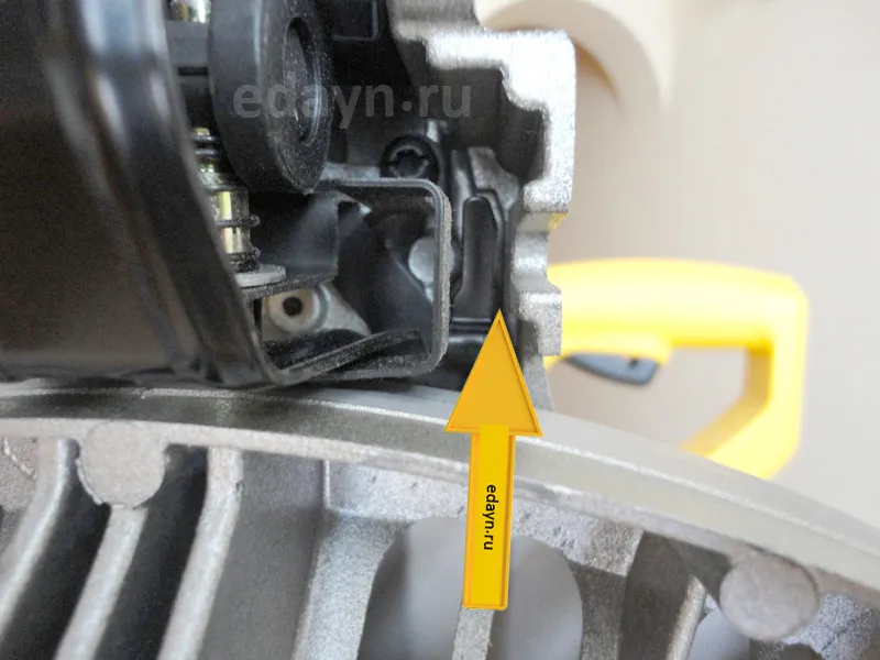 Торцовочная пила - DeWalt 713 XPS зазор между фиксатором и корпусом справа.