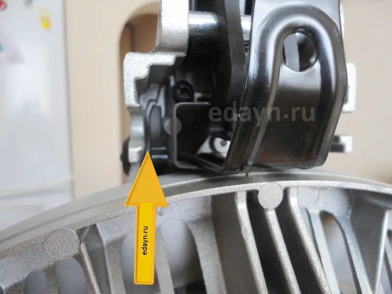 Торцовочная пила - DeWalt 713 XPS зазор между фиксатором и корпусом слева.