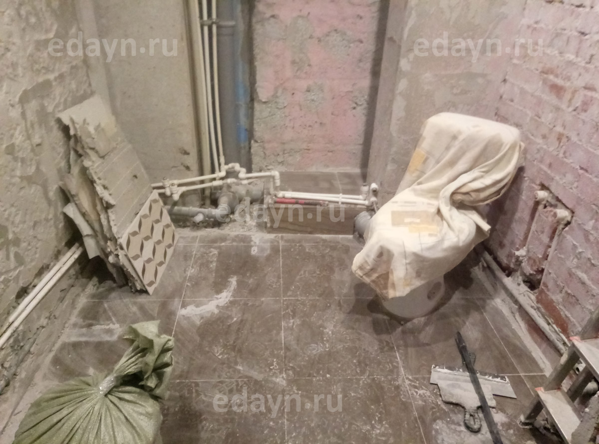 Демонтаж плитки и стяжки в ванной